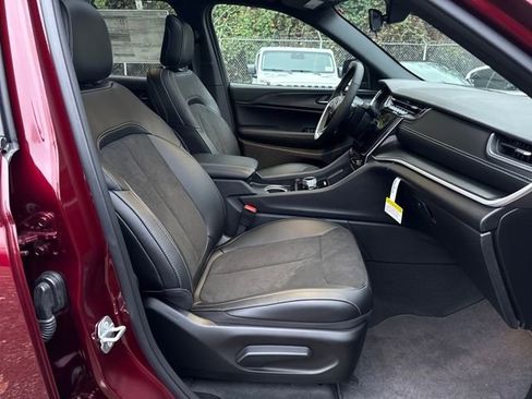 New 2025 Jeep Grand Cherokee Altitude image 9