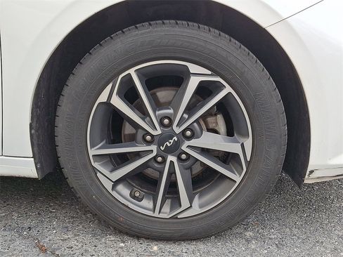 Used 2022 Kia Forte LXS image 8