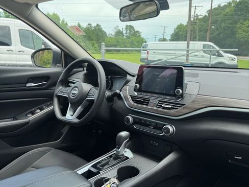 Used 2025 Nissan Altima 2.5 SV FWD image 10