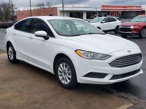 Used 2018 Ford Fusion S image 3