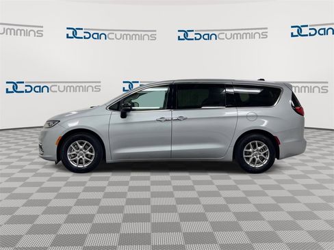 Used 2024 Chrysler Pacifica Touring-L image 5