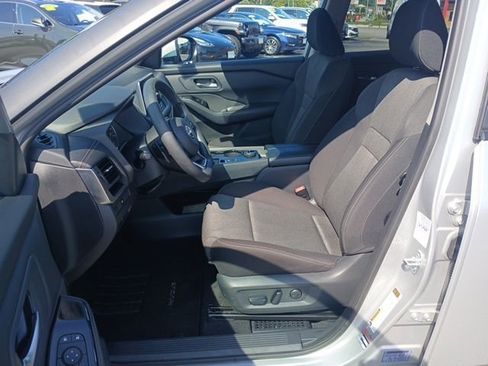 Used 2024 Nissan Rogue SV image 9