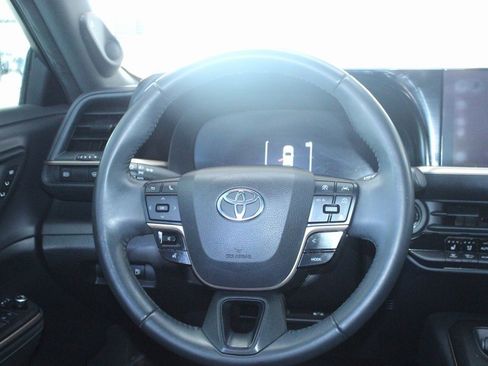 Used 2023 Toyota Crown Limited image 28