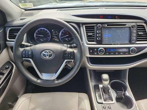 Used 2019 Toyota Highlander XLE AWD/4WD image 17