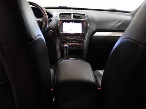 Used 2017 Ford Explorer XLT w/ Equipment Group 202A AWD/4WD image 31