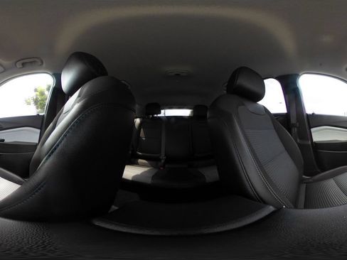 Used 2025 Chevrolet Trax LT w/ LT Convenience Package FWD image 38