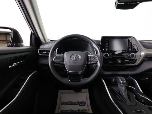 Used 2021 Toyota Highlander XLE AWD/4WD image 29