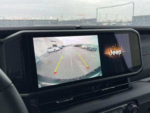 Used 2025 Jeep Wrangler Unlimited Rubicon image 17