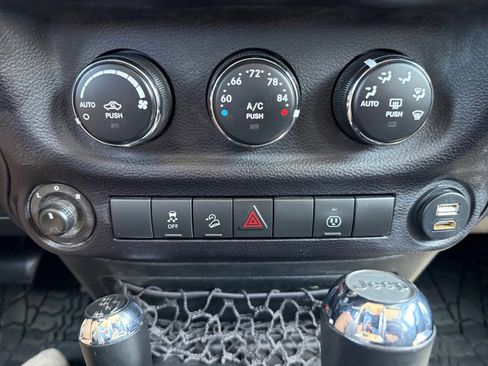 Used 2015 Jeep Wrangler Unlimited Sahara AWD/4WD image 19