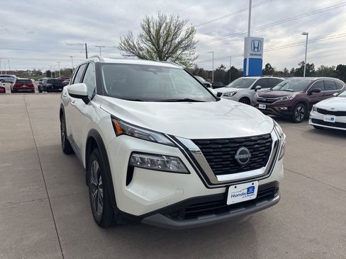 Used 2023 Nissan Rogue SV w/ SV Premium B Package image 3