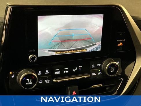 Used 2023 Toyota Highlander XLE image 3