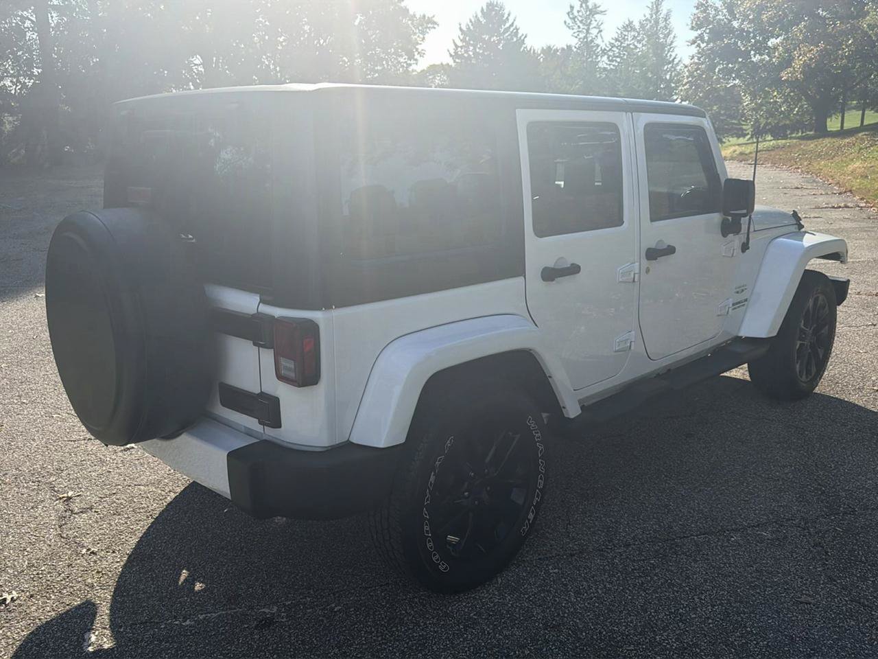 Used 2017 Jeep Wrangler Unlimited Sahara w/ Connectivity Group AWD/4WD image 4