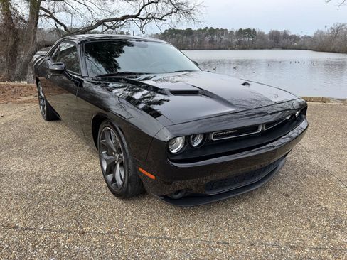 Used 2018 Dodge Challenger SXT image 2
