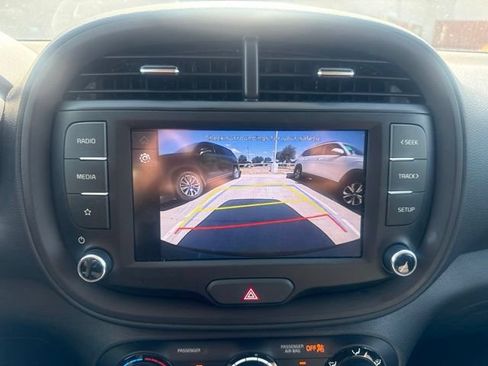 Used 2025 Kia Soul LX w/ LX Technology Package FWD image 10