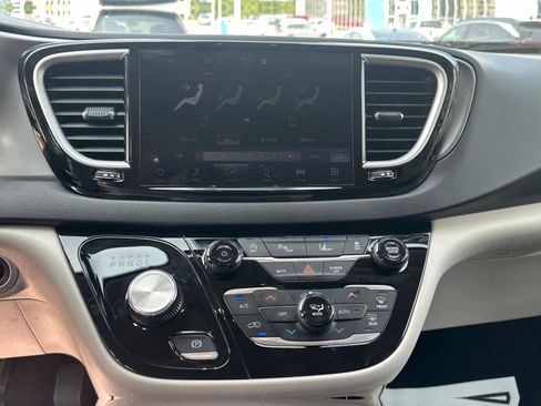 Used 2023 Chrysler Pacifica Touring-L FWD image 21