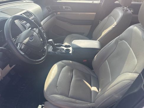 Used 2018 Ford Explorer XLT w/ Equipment Group 202A FWD image 9