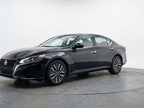 Used 2025 Nissan Altima 2.5 SV image 3