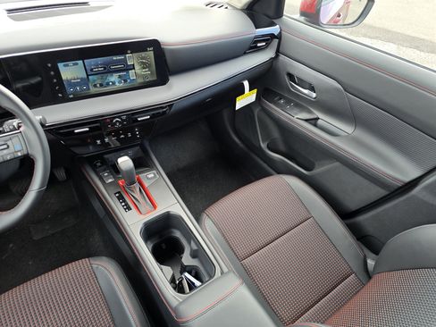 Used 2025 Nissan Kicks SR AWD/4WD image 11