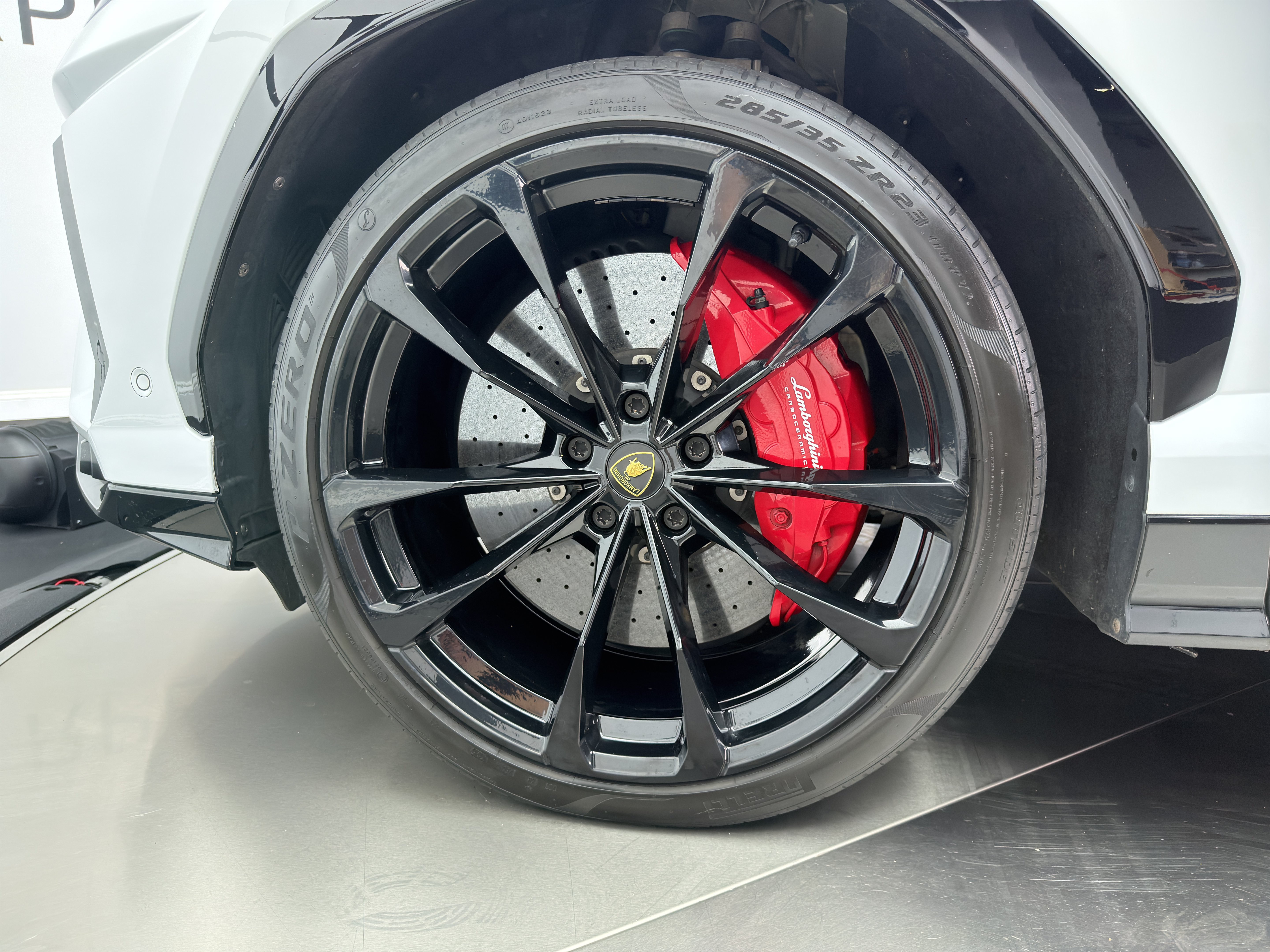 Used 2019 Lamborghini Urus AWD/4WD image 13