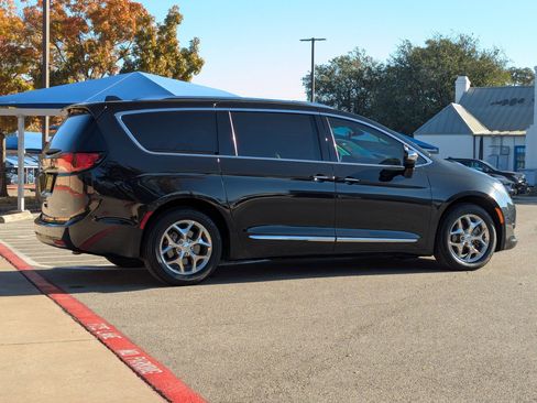 Used 2019 Chrysler Pacifica Limited image 4