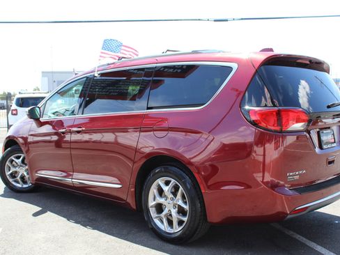 Used 2018 Chrysler Pacifica Limited FWD image 4