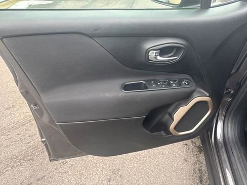 Used 2017 Jeep Renegade Latitude w/ Popular Equipment Group image 10