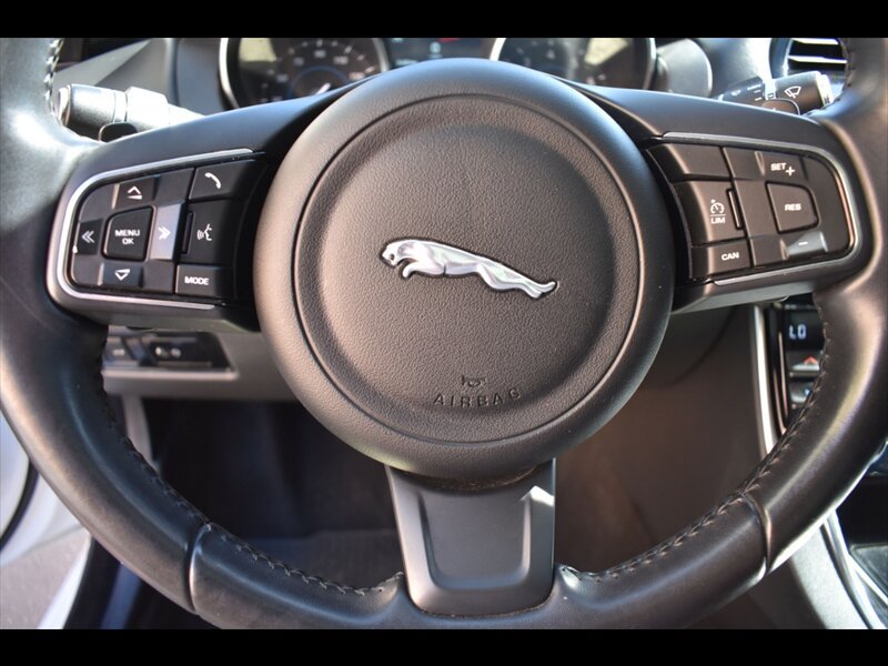 Used 2019 Jaguar XE Premium RWD image 14