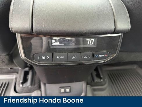 Used 2020 Toyota Highlander XLE AWD/4WD image 40