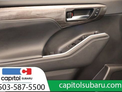Used 2023 Toyota Highlander Limited image 11