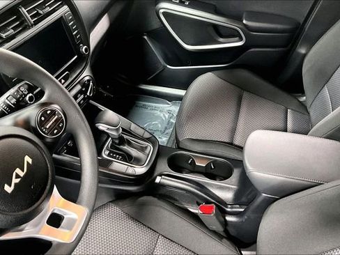 Used 2025 Kia Soul LX w/ LX Technology Package FWD image 17