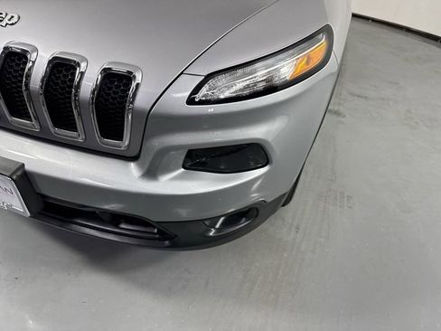 Used 2018 Jeep Cherokee Latitude Plus w/ Cold Weather Group AWD/4WD image 28
