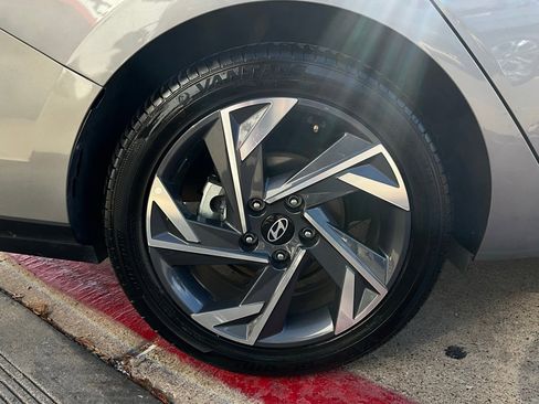 Used 2025 Hyundai Elantra SEL image 9