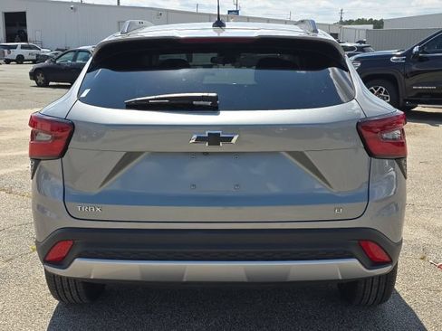 Used 2024 Chevrolet Trax LT w/ LT Convenience Package FWD image 4