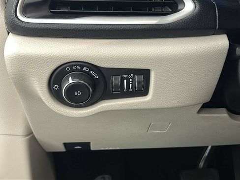 Used 2021 Chrysler Pacifica Touring-L FWD image 22