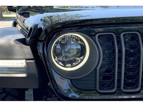 Used 2024 Jeep Wrangler Unlimited Rubicon w/ Technology Group image 28