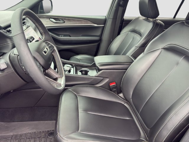 Used 2024 Jeep Grand Cherokee L Limited AWD/4WD image 11