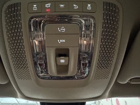Used 2022 Mercedes-Benz GLB 250 w/ Premium Package Lite image 17