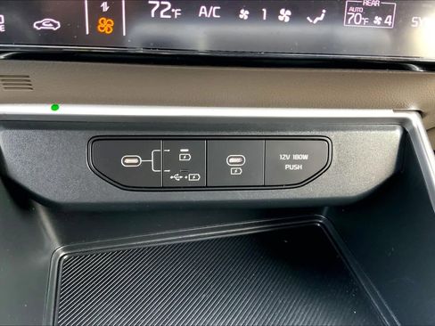 Used 2025 Kia Carnival FWD image 34