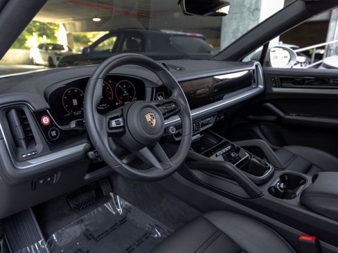 Certified 2026 Porsche Cayenne Coupe AWD/4WD image 4