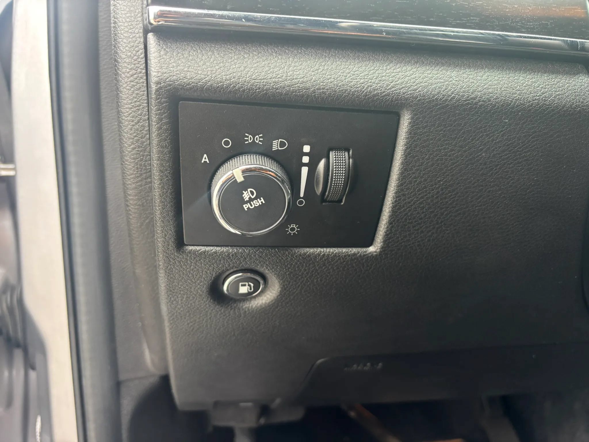 Used 2014 Jeep Grand Cherokee Limited AWD/4WD image 11