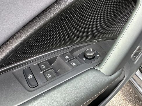 New 2025 Volkswagen Tiguan SE image 19