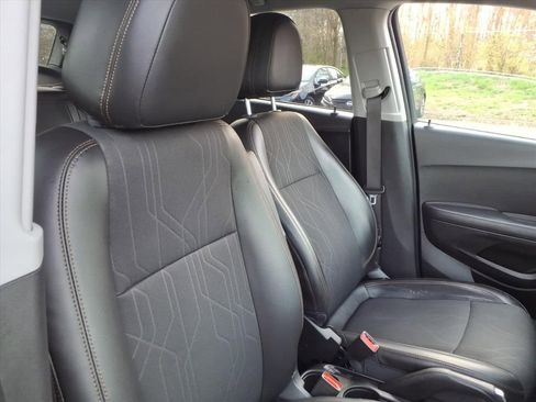 Used 2020 Chevrolet Trax LT w/ LT Convenience Package image 21