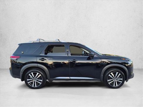 Used 2024 Nissan Pathfinder Platinum FWD image 4