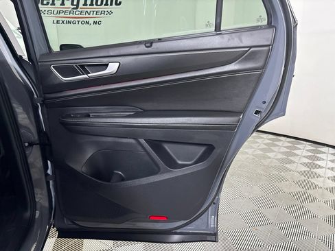 Used 2025 Volkswagen Atlas Cross Sport SEL AWD/4WD image 24