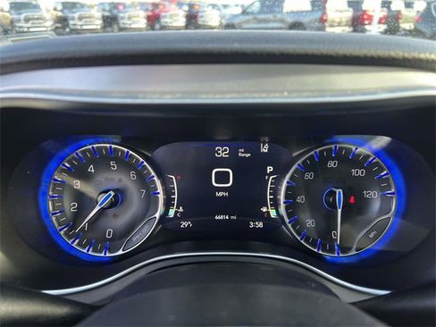 Certified 2025 Chrysler Pacifica Limited image 13