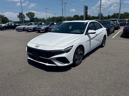 Used 2024 Hyundai Elantra SEL w/ Convenience Package FWD image 7