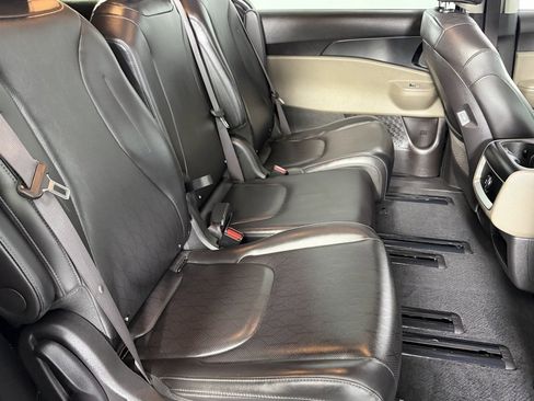 Used 2025 Kia Carnival image 30