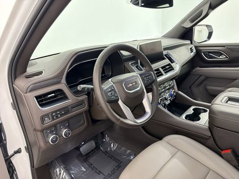 Used 2024 GMC Yukon XL SLT w/ SLT Premium Package AWD/4WD image 4