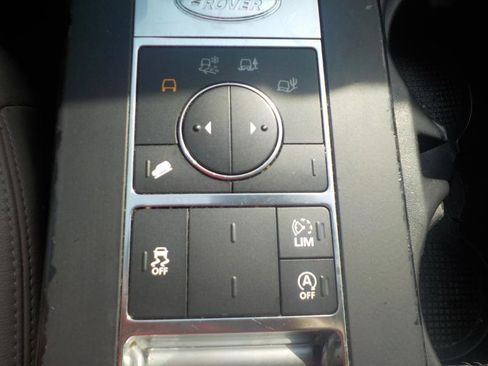 Used 2018 Land Rover Discovery SE image 22