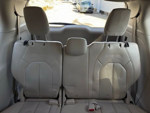 Used 2021 Chrysler Pacifica Touring-L image 11